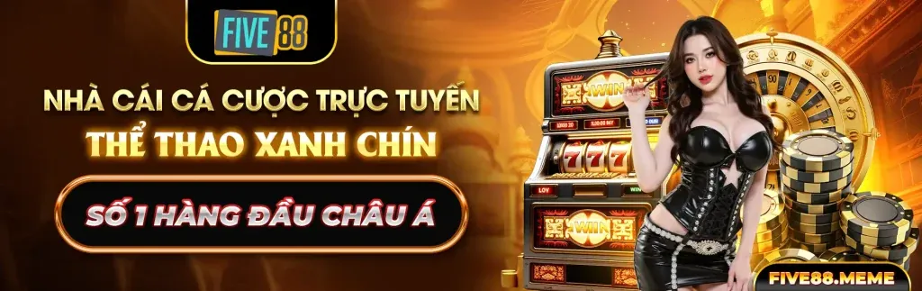 Hình ảnh bàn tay đang quay máy slot với màn hình game sống động tại Alo8